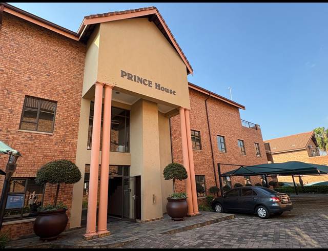 112M² OFFICE TO LET IN FOURWAYS